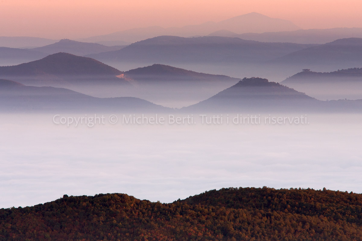 Paesaggio autunnale con nebbia