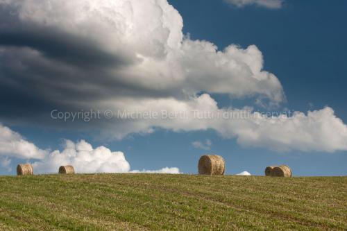 Rotoballe di fieno, valdorcia
