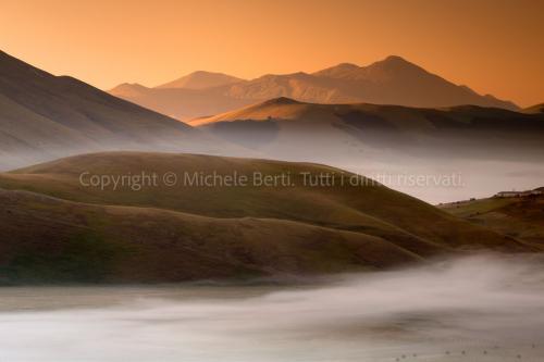 Alba con nebbia a Castelluccio di Norcia