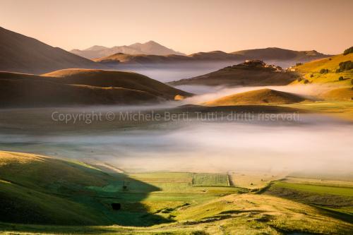 Alba con nebbia a Castelluccio di Norcia