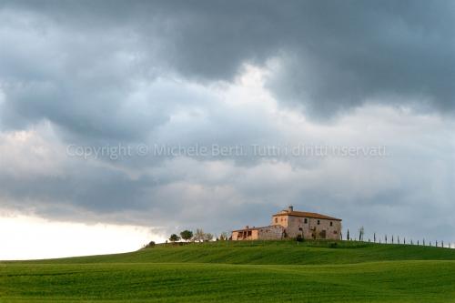 Casolare toscano nelle crete senesi