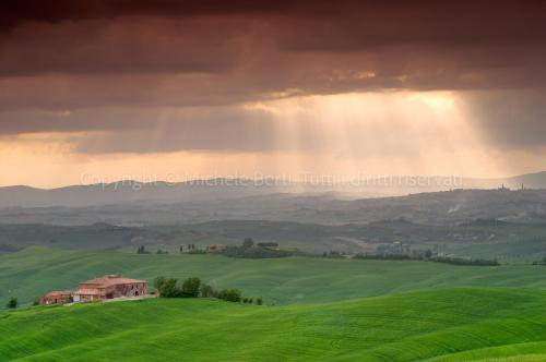 Casolare toscano nelle Crete senesi e con la città di Siena sullo sfondo