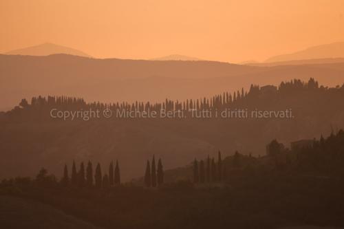 Paesaggio al tramonto nelle crete senesi con foschia