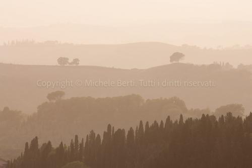 Paesaggio al tramonto in valdorcia con foschia